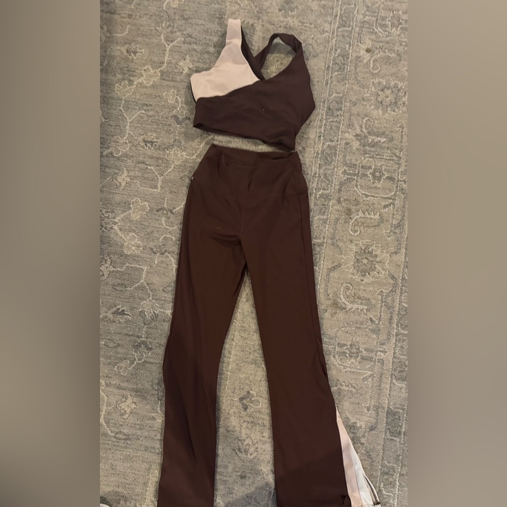 Wilo Workout set! Bottoms wide leg xs
Top criss cross  size small